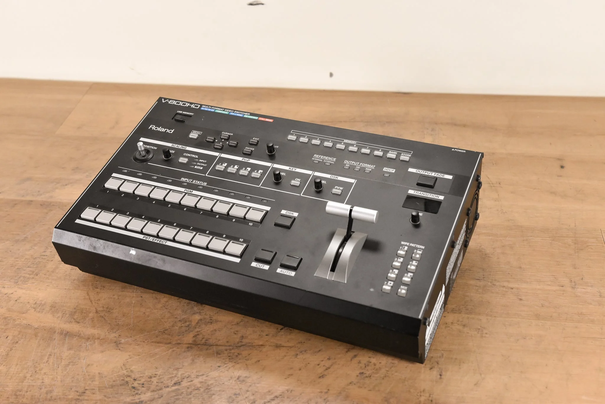 Roland V-800HD Multi-FormatVideo Switcher