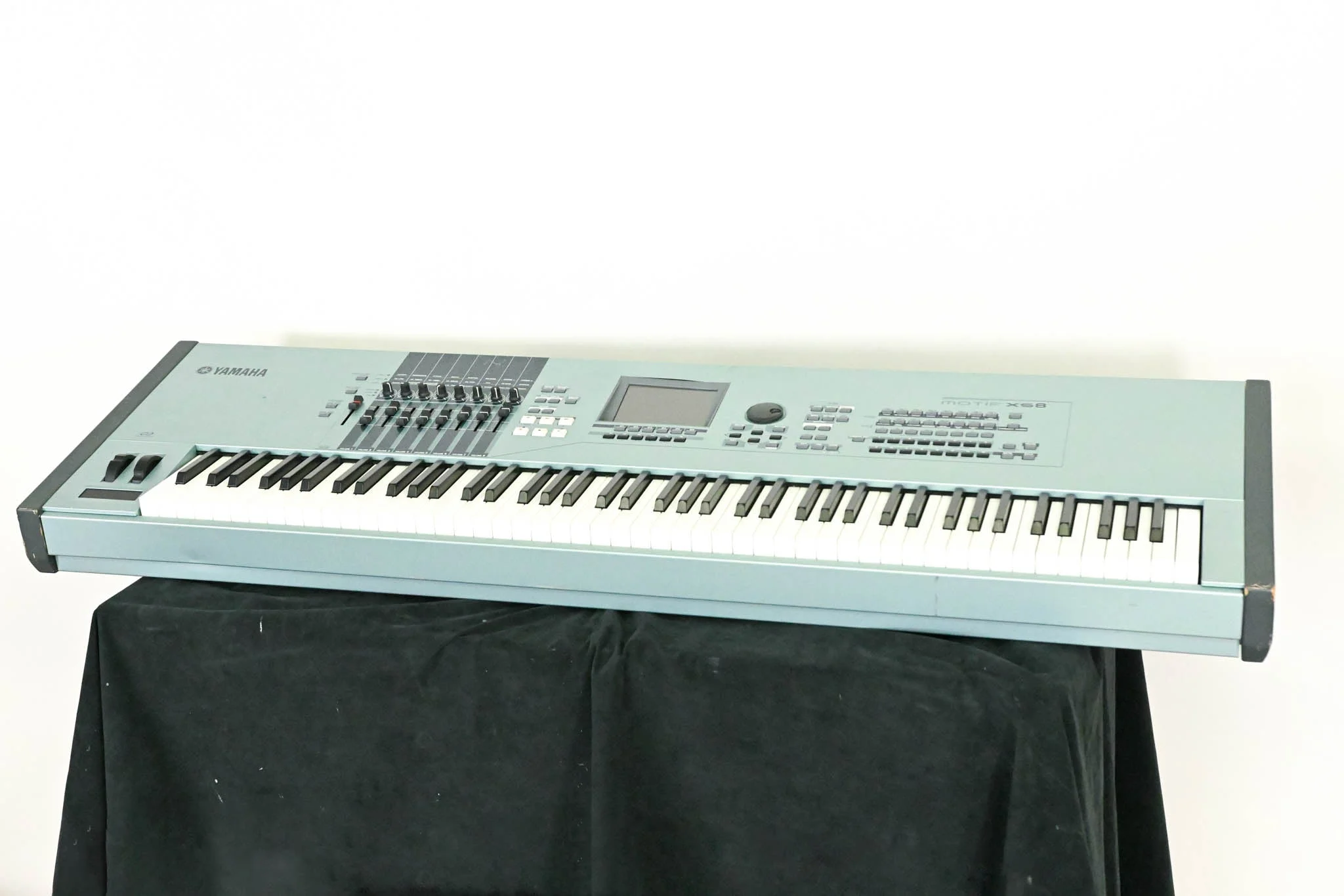 Yamaha Motif XS8 88-Key Synthesizer Keyboard Workstation
