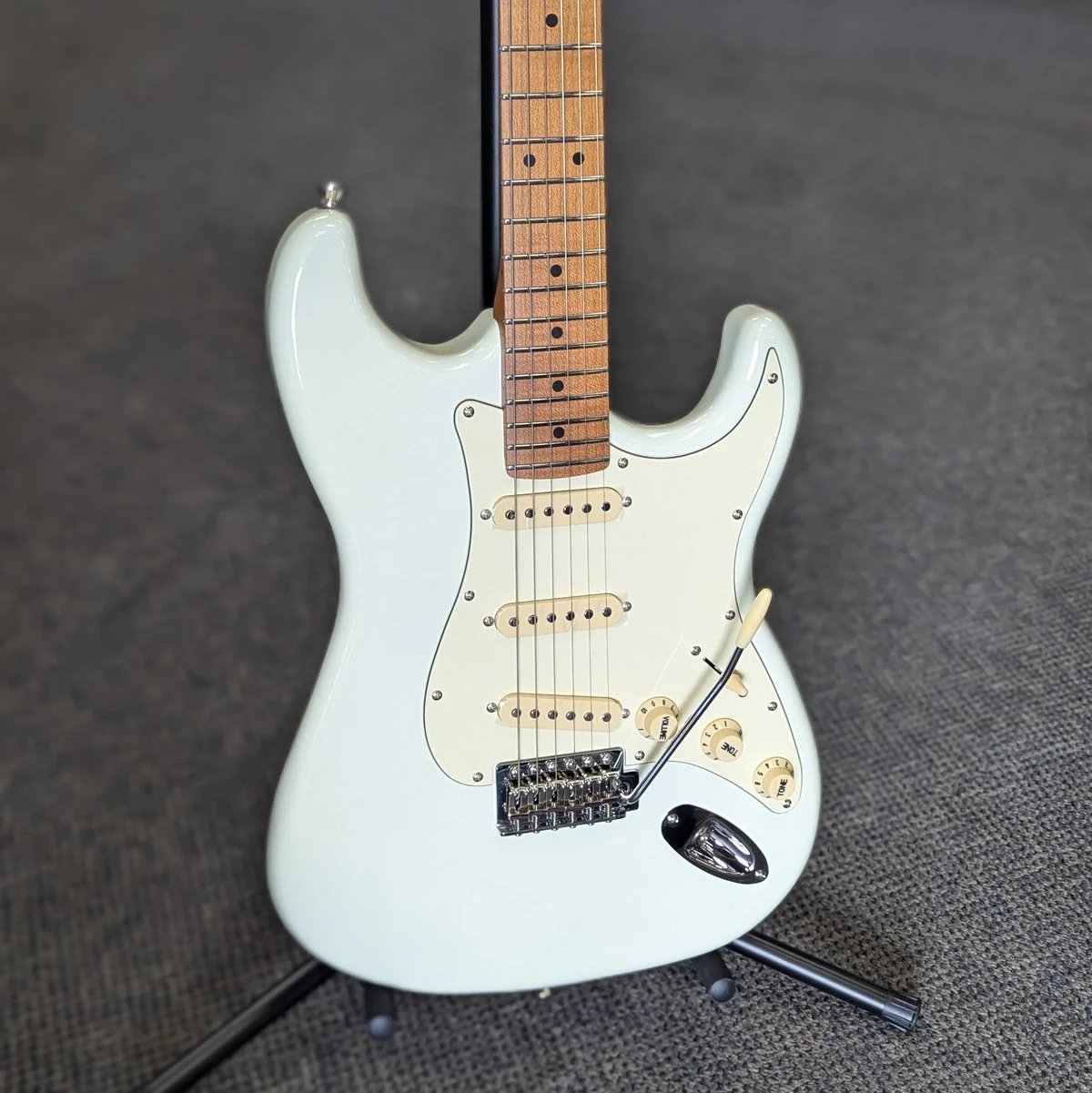 JET Guitars JS-300 OW Solidbody Strat-Style Guitar - Olympic White, Roasted Maple Neck